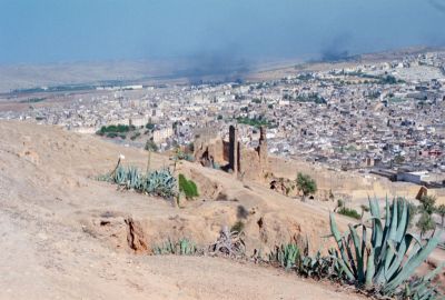 panorama fezu ten dym w tle to wypalarnia ceramiki 8850894299 o
